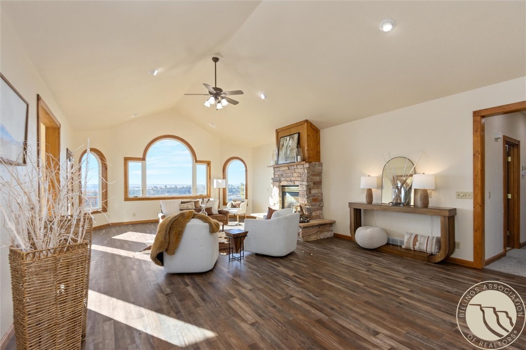 4040 Mountain View Drive S