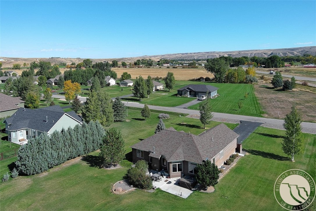 9 Bridle Trails Dr