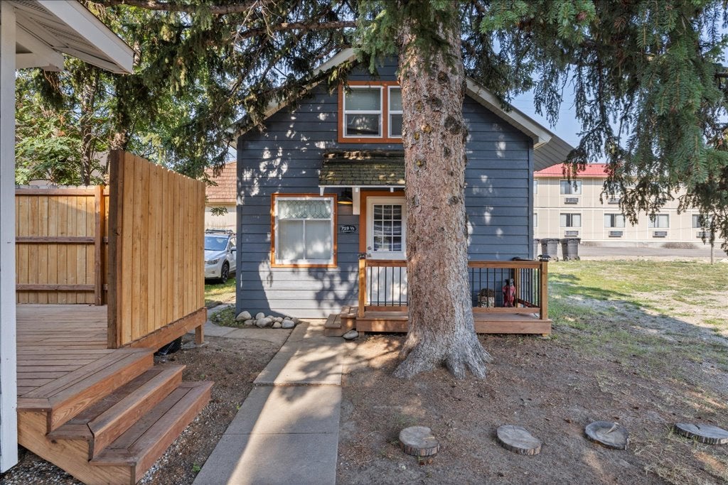 719 Broadway Ave. S.