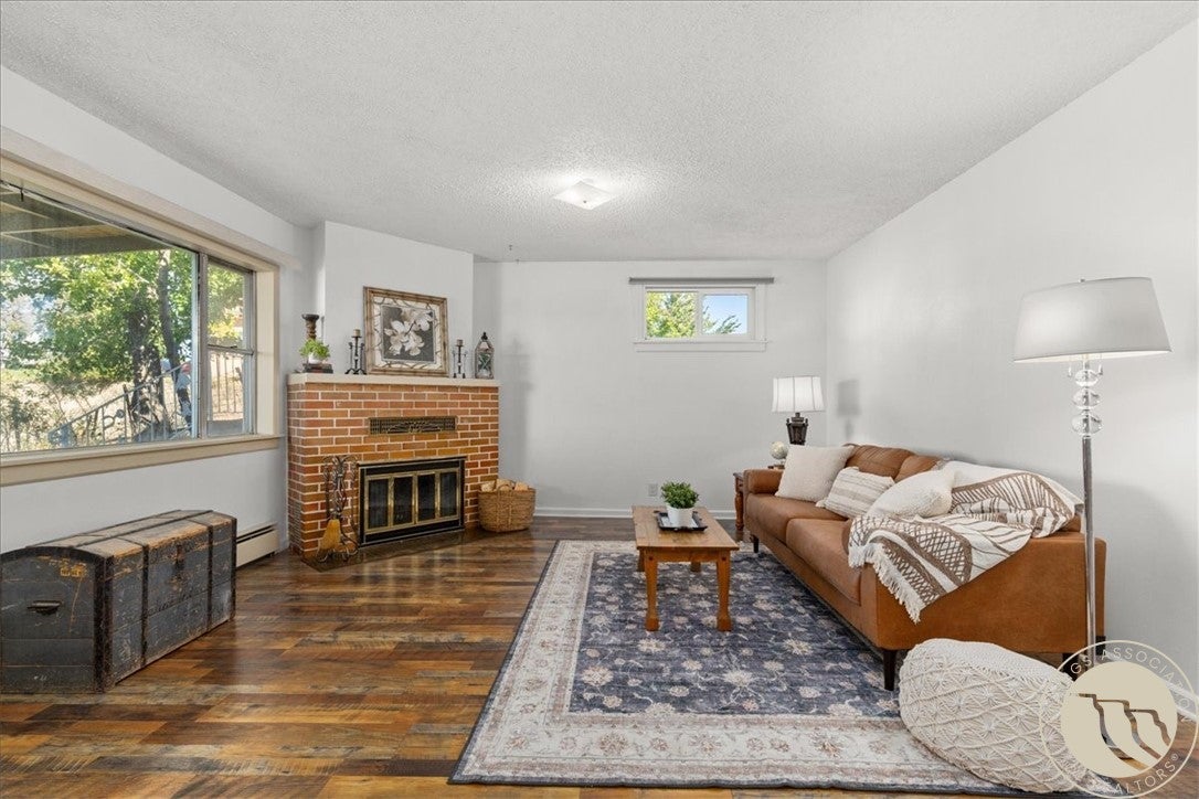 328 3rd Avenue W