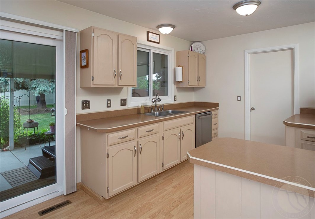 Billings, Montana 59105, United States, 4 Bedrooms Bedrooms, ,2 BathroomsBathrooms,Residential,Active,139605