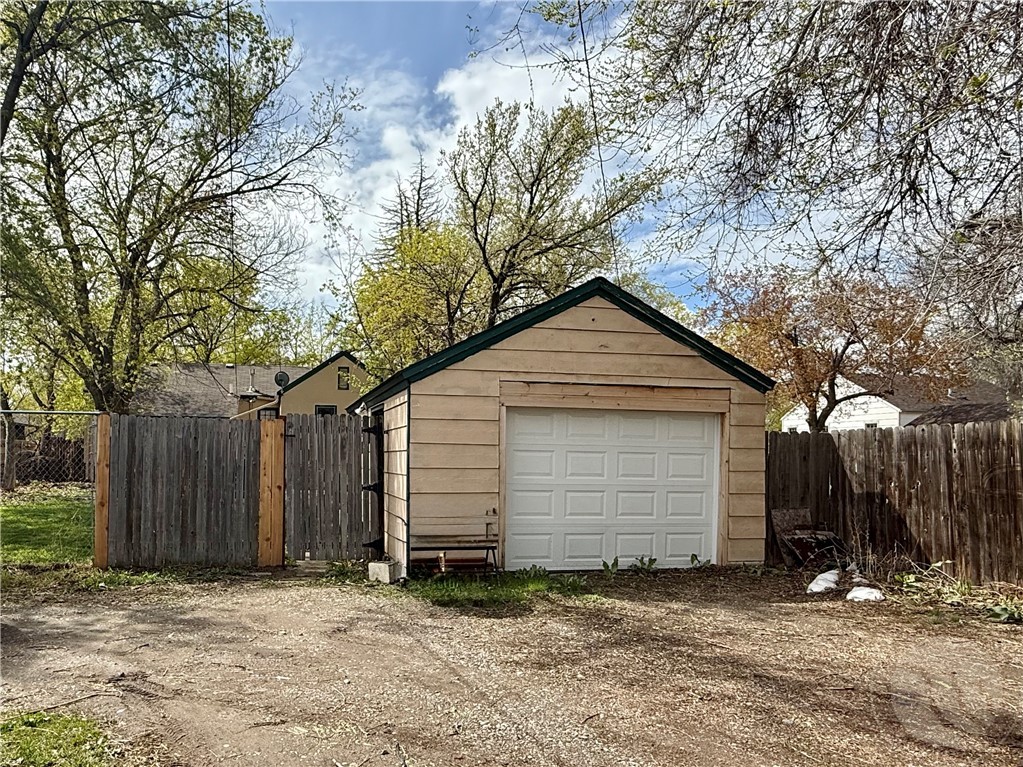 611 Custer Ave