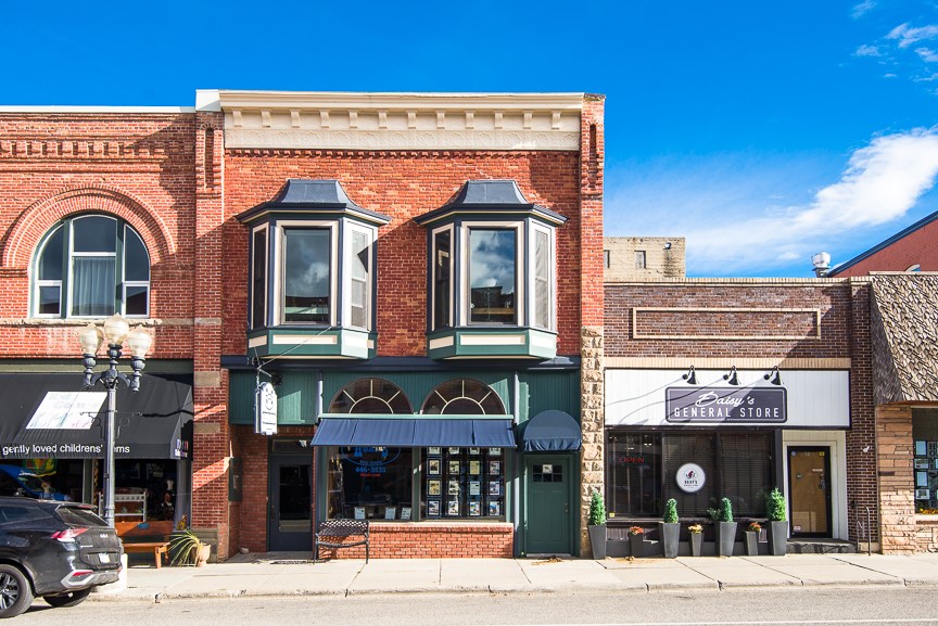 16 Broadway Avenue N