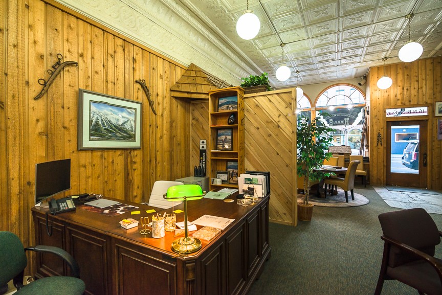 16 Broadway Avenue N