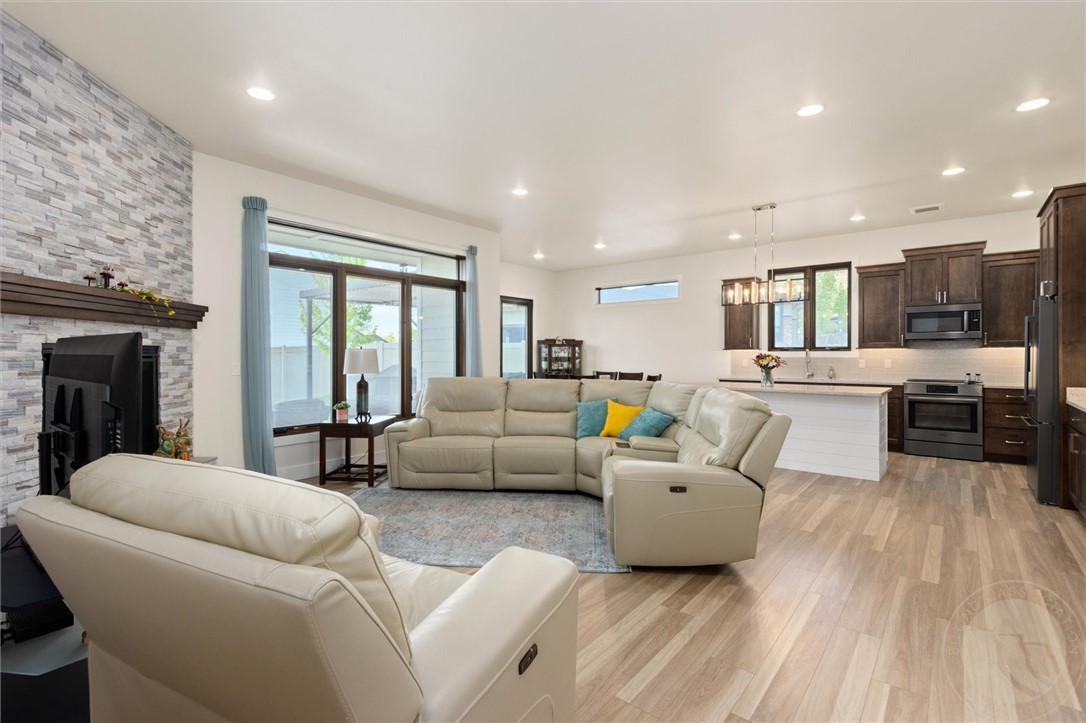 2522 Mountain Range Court
