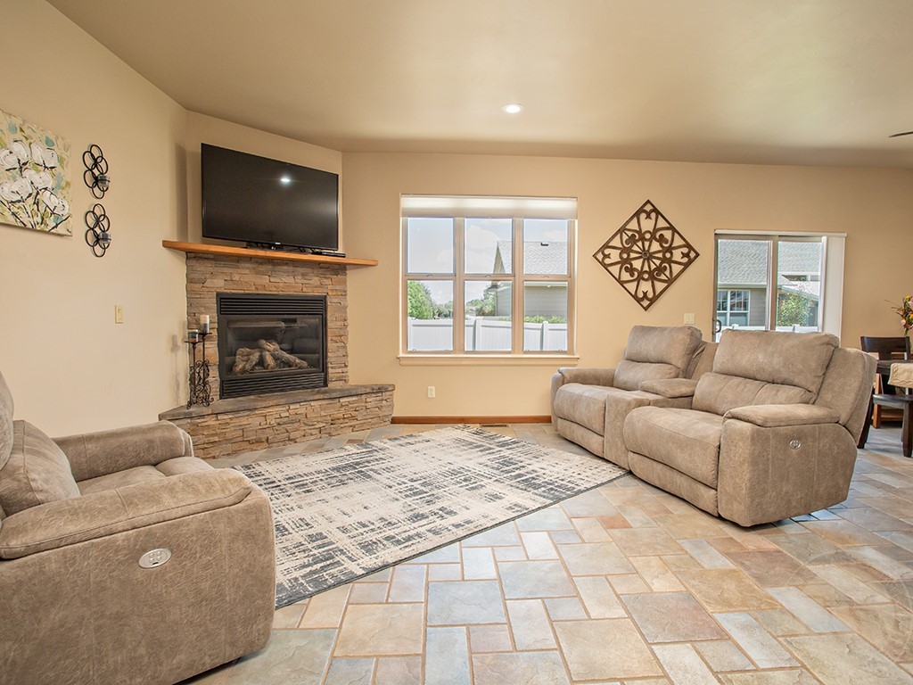 4231 Julaura Ln
