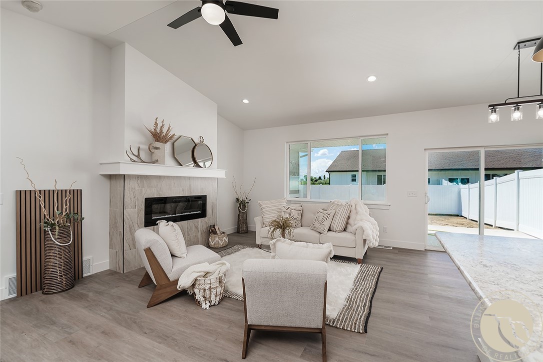 1218 Little River Loop E