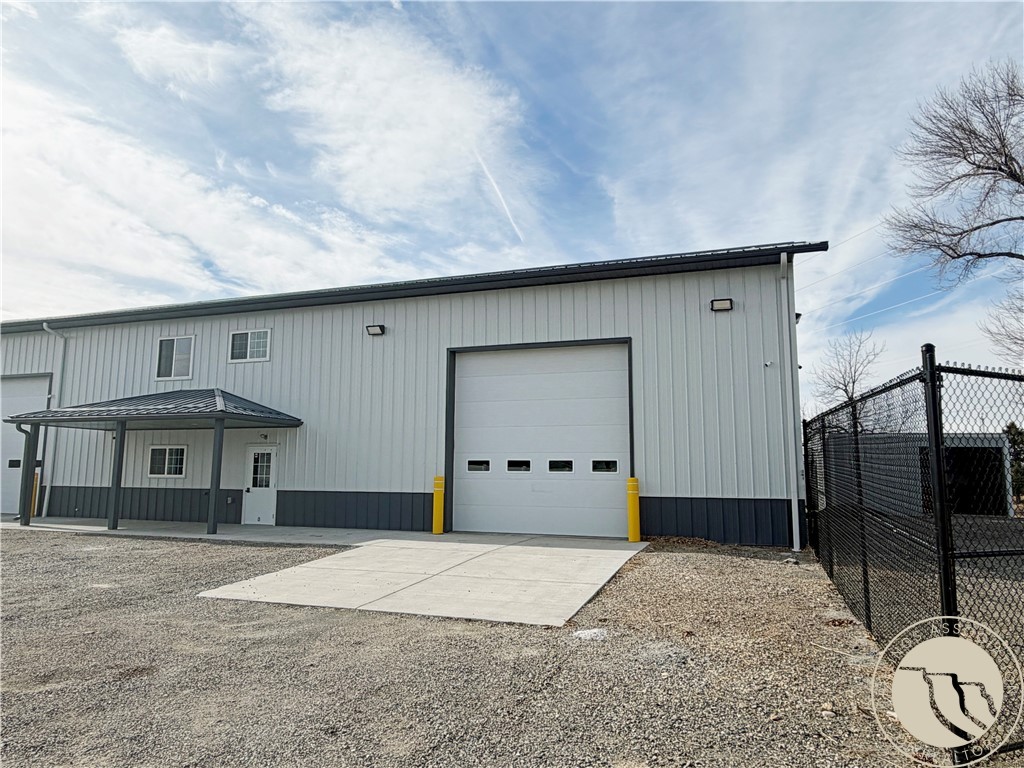 1415 E Railroad Street