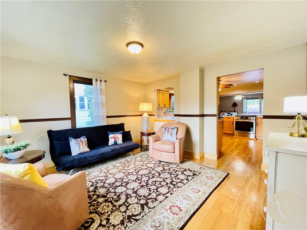 6 Haggin Avenue N
