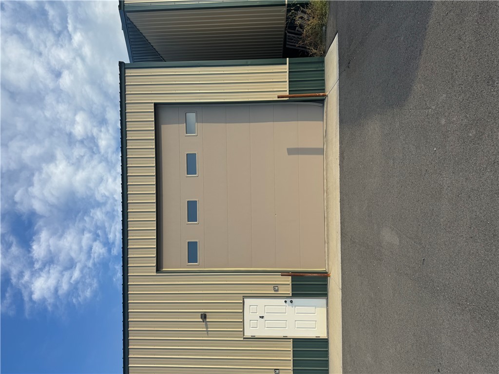 7605 N Leopard Avenue