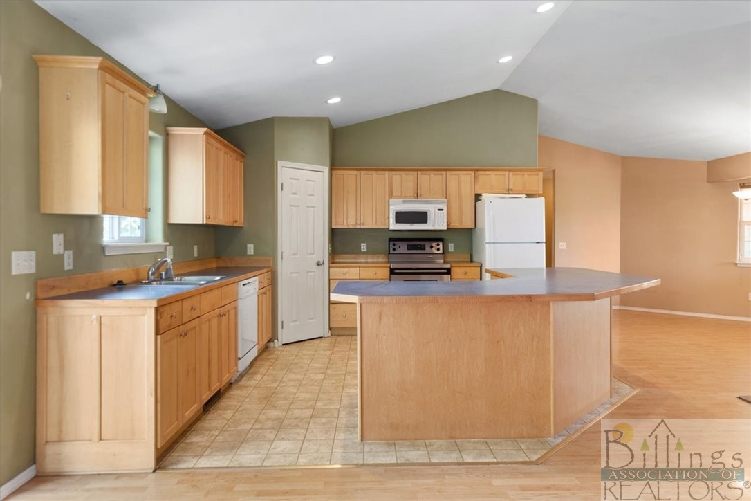 Billings, Montana 59106, United States, 5 Bedrooms Bedrooms, ,3 BathroomsBathrooms,Residential,Contingent,68267