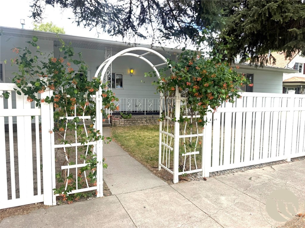 215 1st St SE