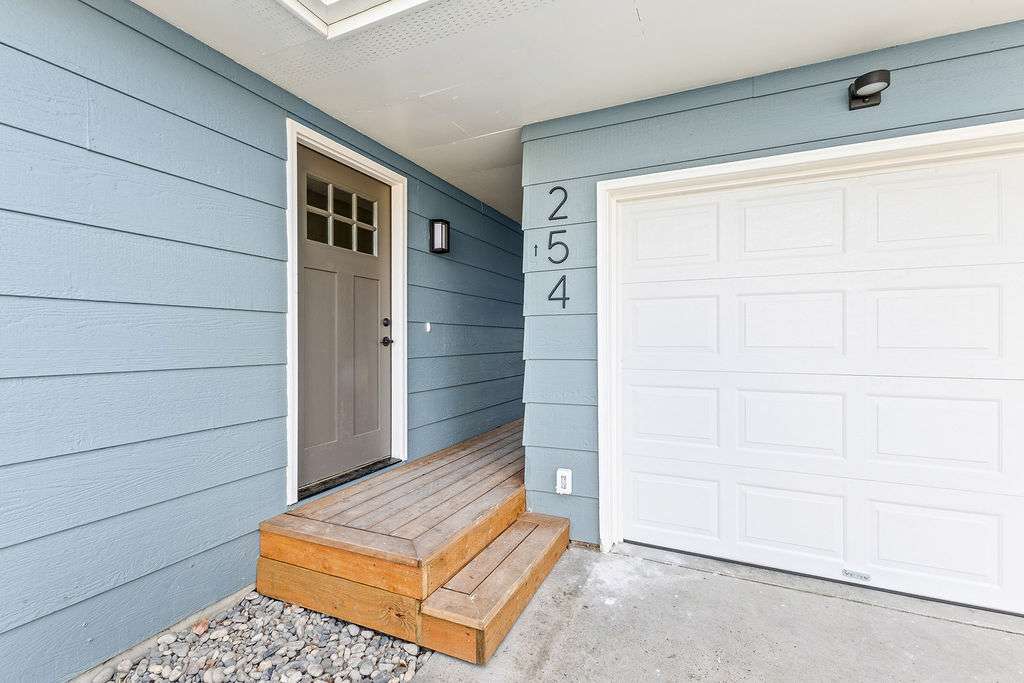 252-254 Aristocrat Drive