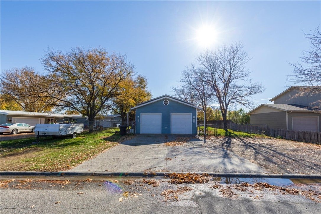906, 908 Crist Drive