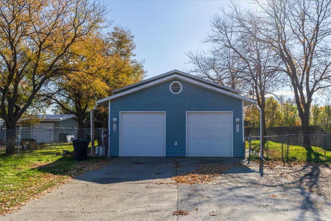 906, 908 Crist Drive