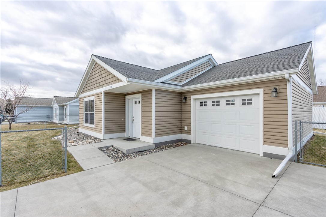 918 Yorkshire Court W