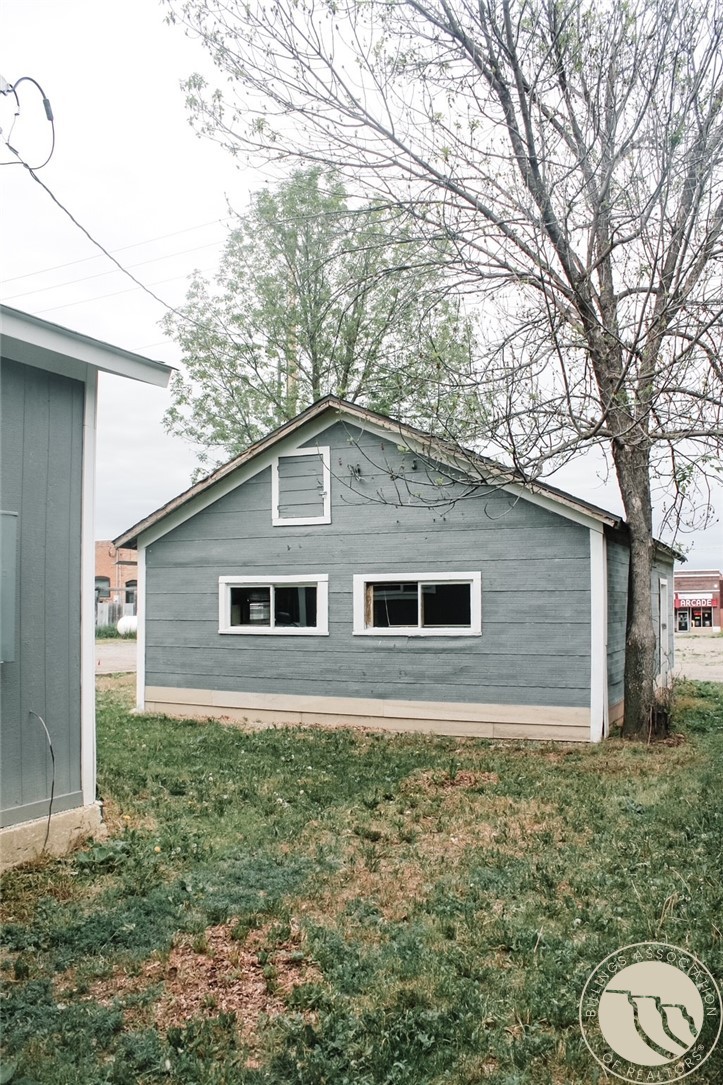 216 1st St W