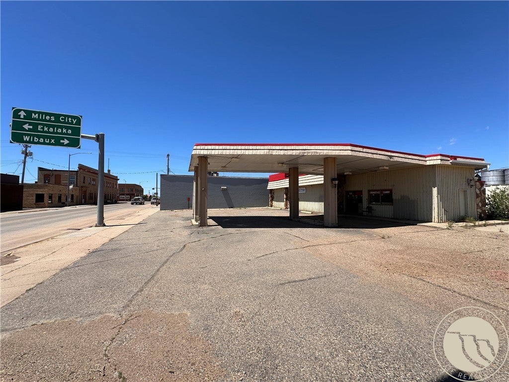 Photo 1 of 9 — 19 E Montana Avenue, Baker, MT 59313
