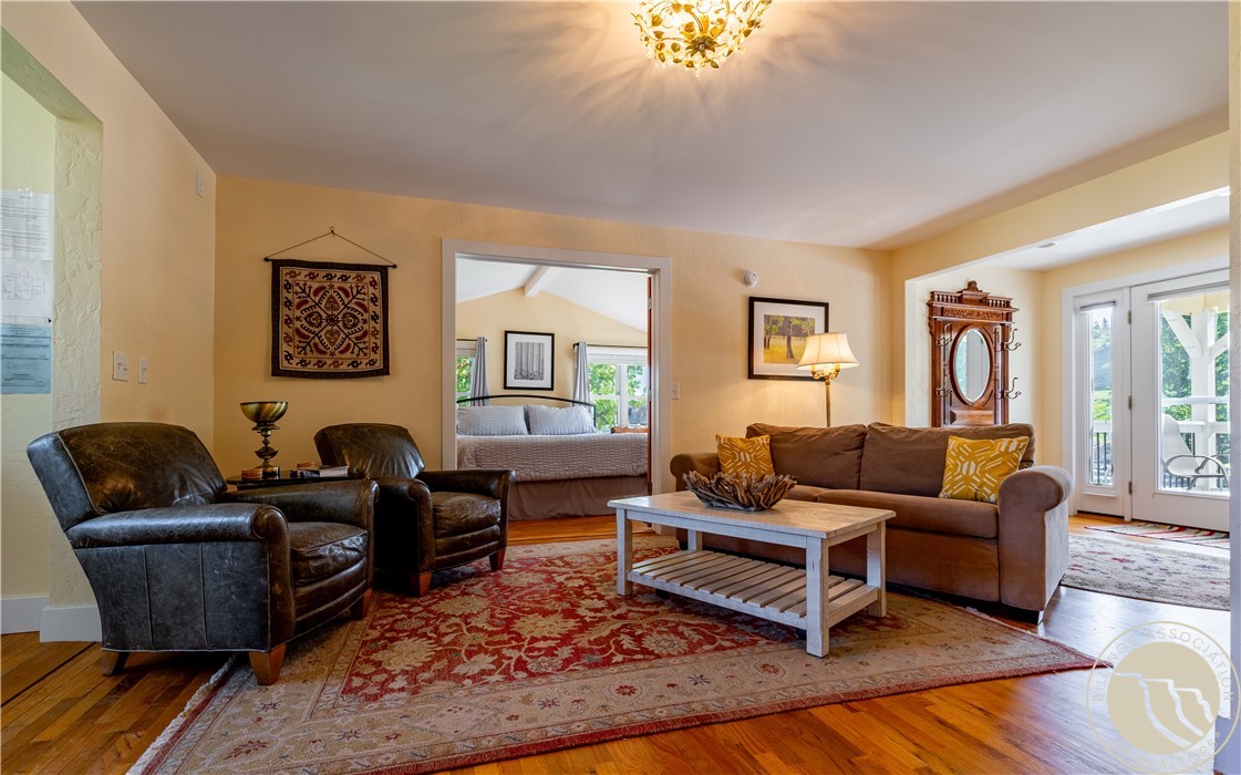 220 9th Street E