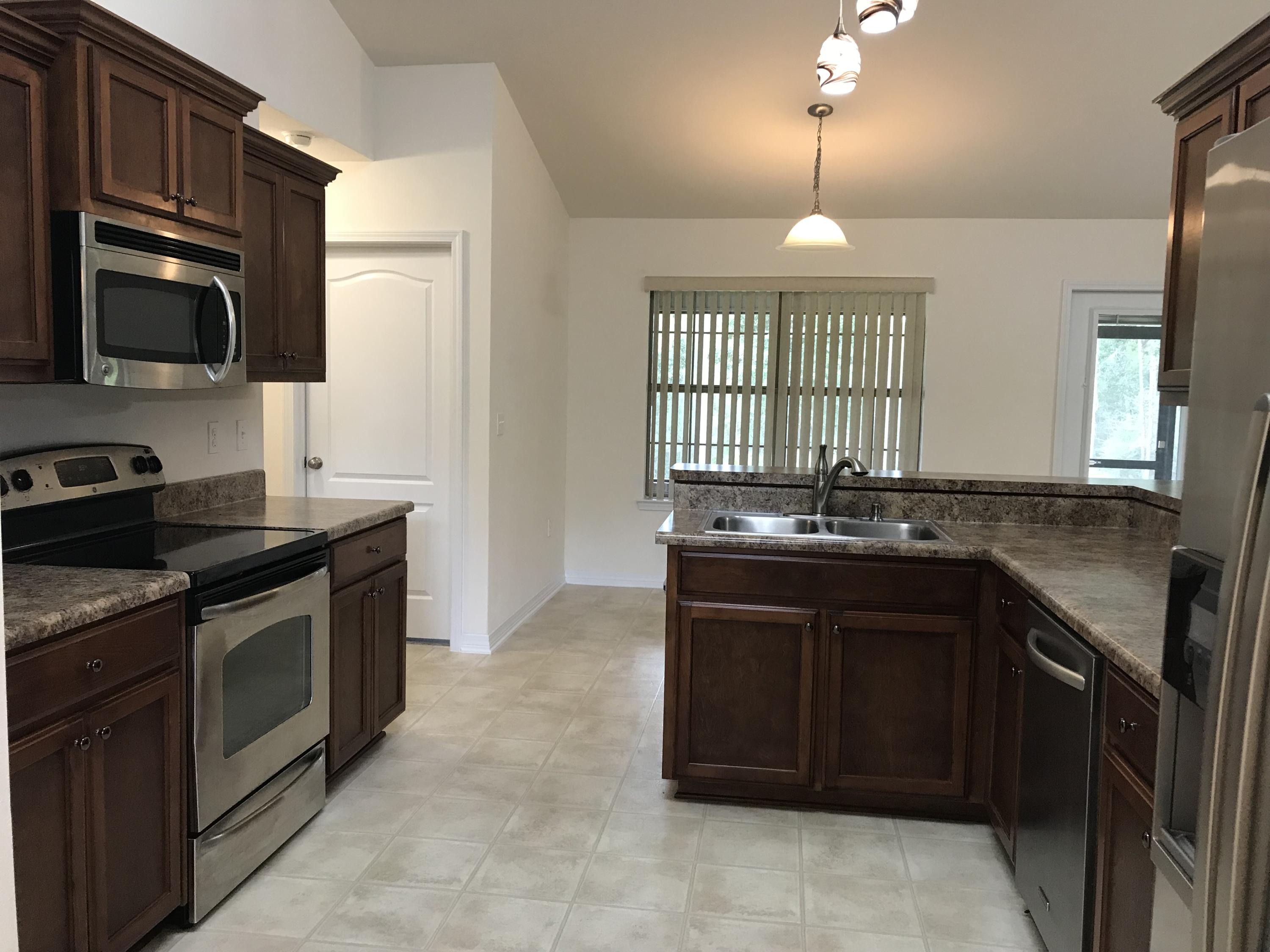 CREETWOOD VILLAGE - Residential Lease