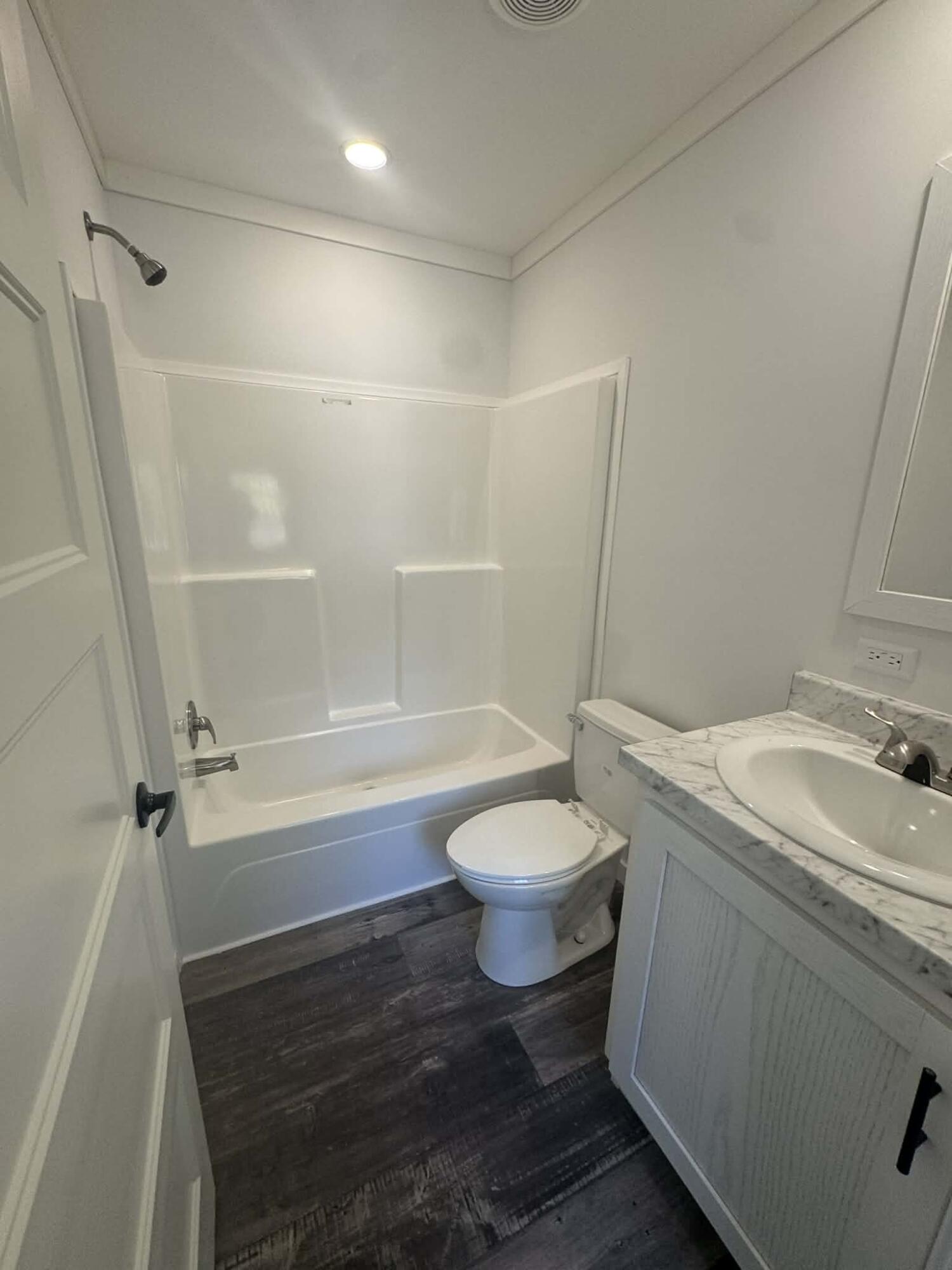 OAKWOOD LAKES ESTATES - Residential Lease