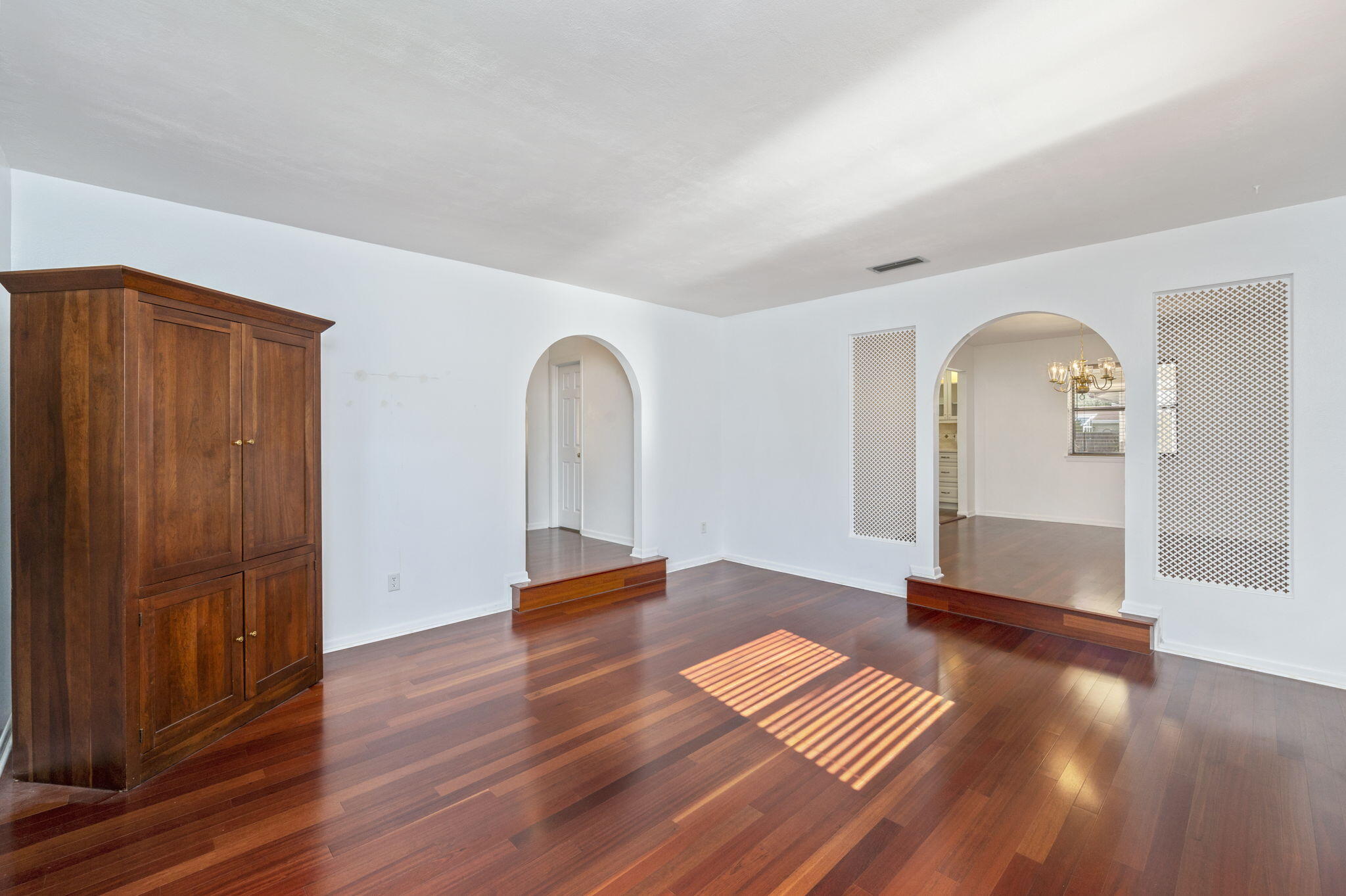 COUNTRY CLUB ESTATES - Residential