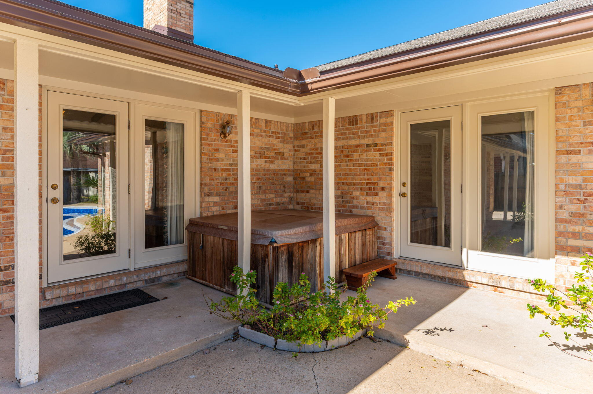 COUNTRY CLUB ESTATES - Residential