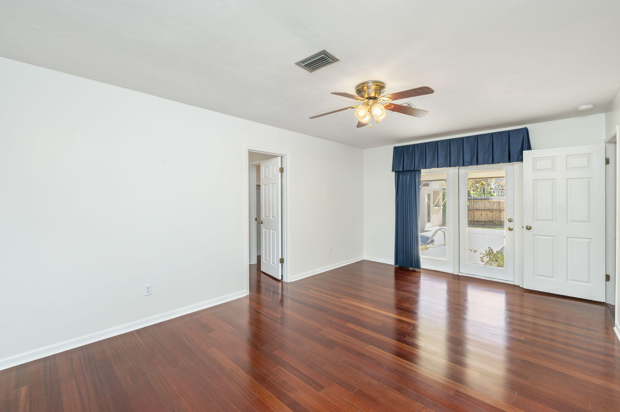 COUNTRY CLUB ESTATES - Residential