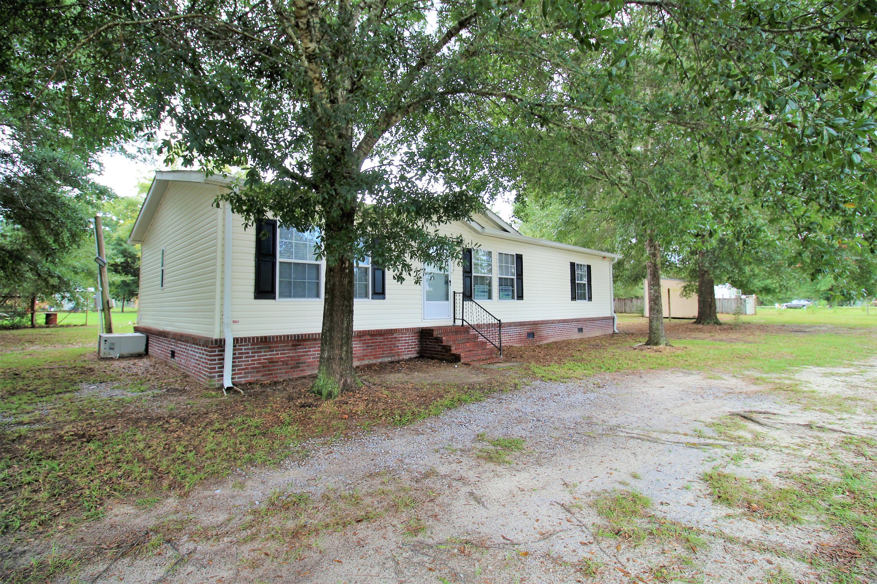 REO AS-IS *SELLER FINANCING POSSIBLE* This 2006 Clayton Classic has been updated with fresh paint and new flooring. An open living area with breakfast bar. Split floorplan with a garden tub, separate shower, and walk-in closet in the master. Set on over 1/2 acre level corner lot with brick skirting. Walking distance to Lake Rosemary. *all measurements approximate*