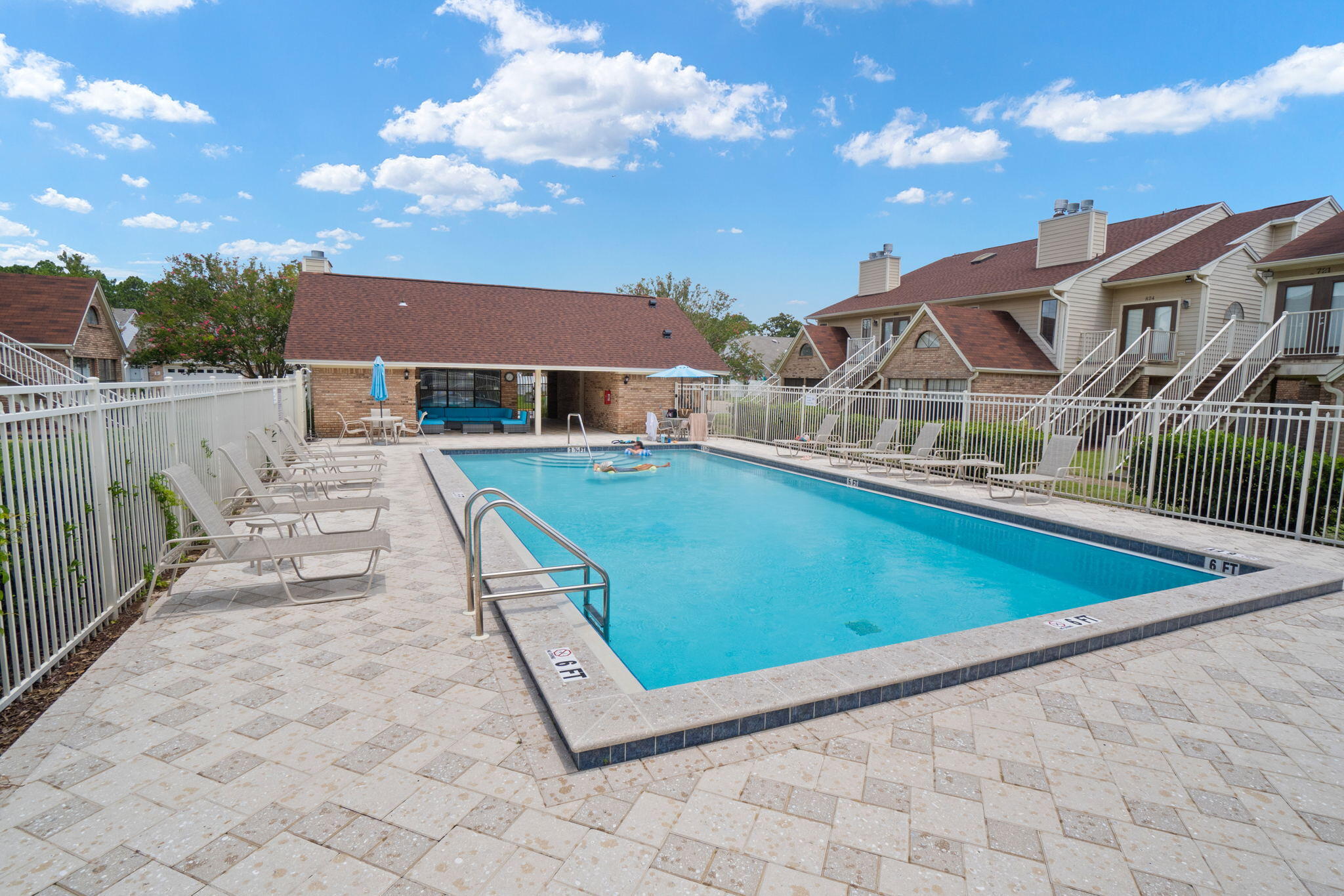 VILLAS ON THE SQUARE - Residential