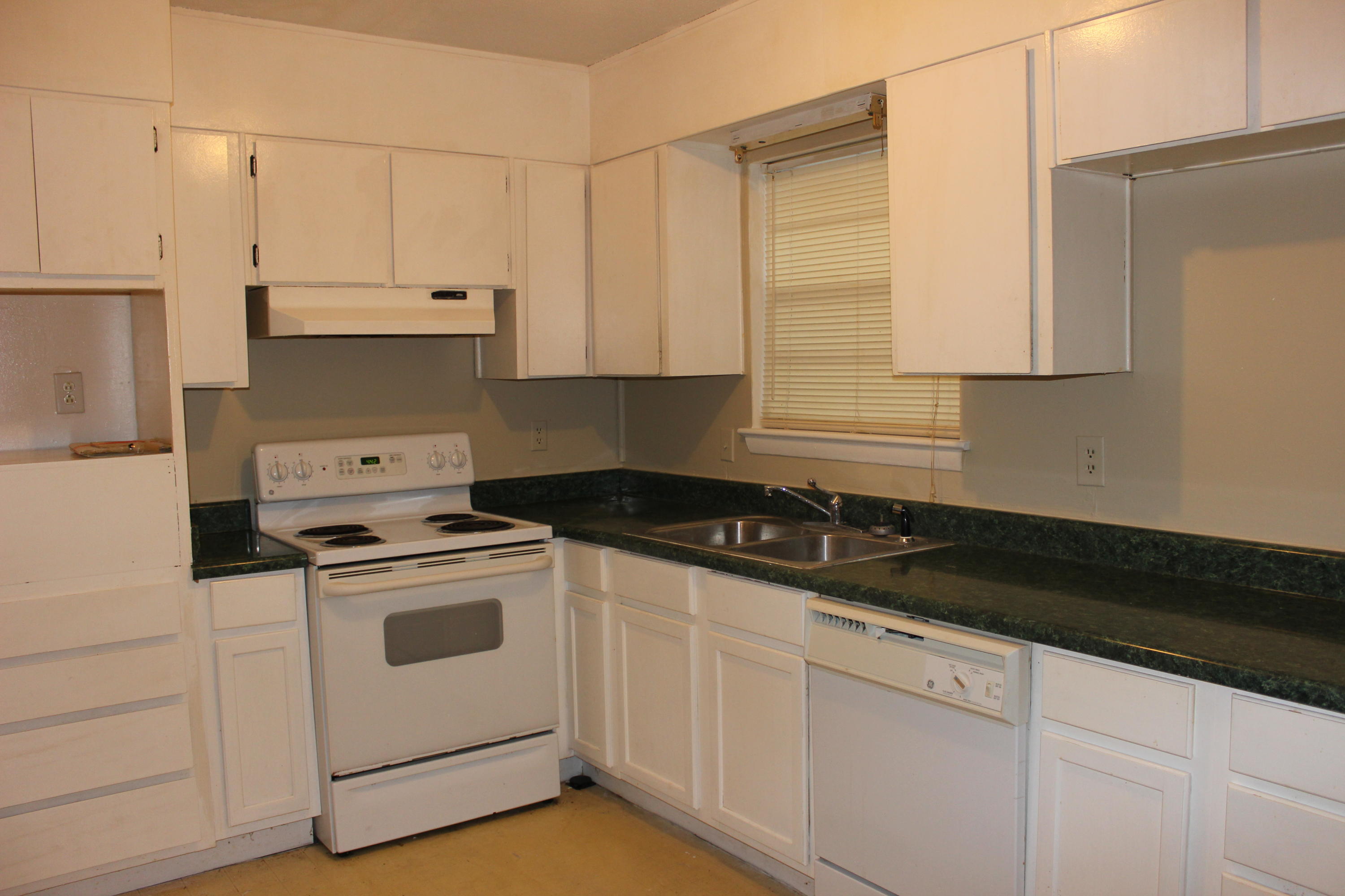 PINE CREST HILLS S/D LOT 11 BLK F - Residential