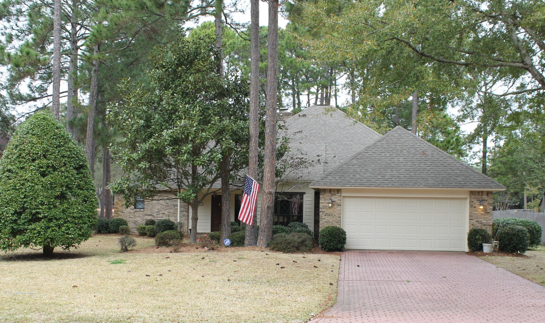 Beautiful 3 bedroom 2 1/2 bath home in the heart of Bluewater Bay on the golf course. Features formal dining room and living room. The Master bedroom is on the first floor with two additional bedrooms, full bath and craft room w/ skylight upstairs. Lots of storage space thru out the house. Granite counter tops in the kitchen. Additional features include security system, a charming breakfast nook, new roof in 2004, along with new ac unit, and hot water heater. Carpet is 2 years old. Also enjoy the views of the golf course from the screened in back porch . Come by and take a look!