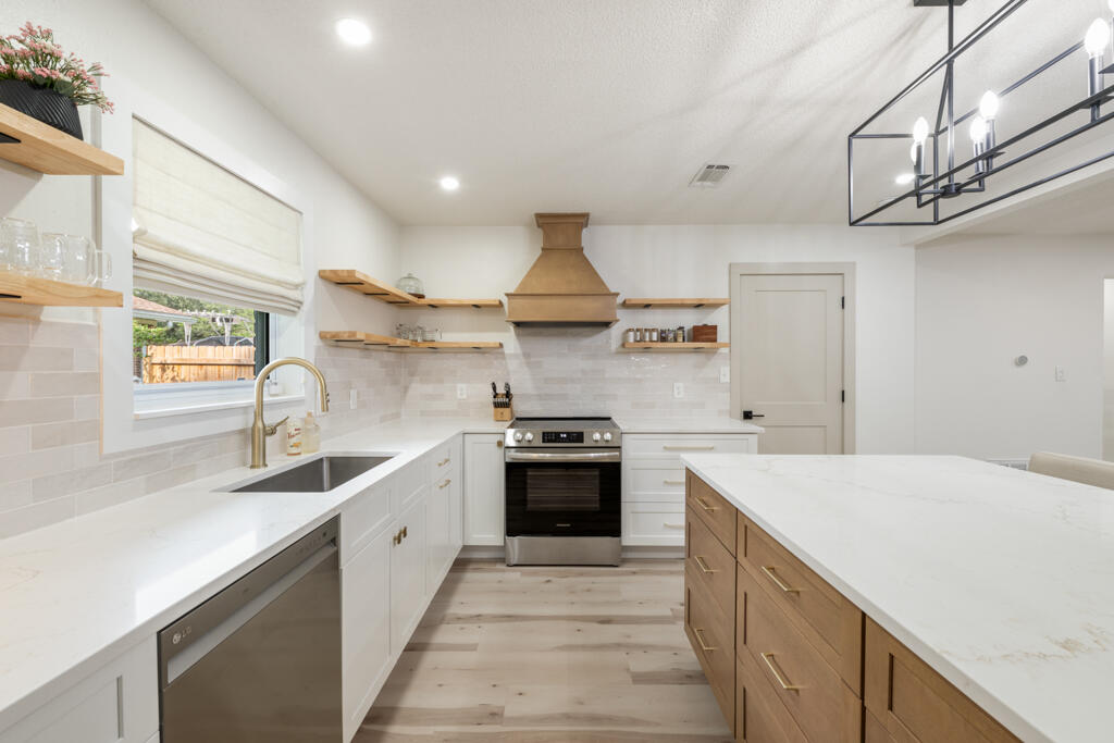 CAROL ANNE MANOR - Residential