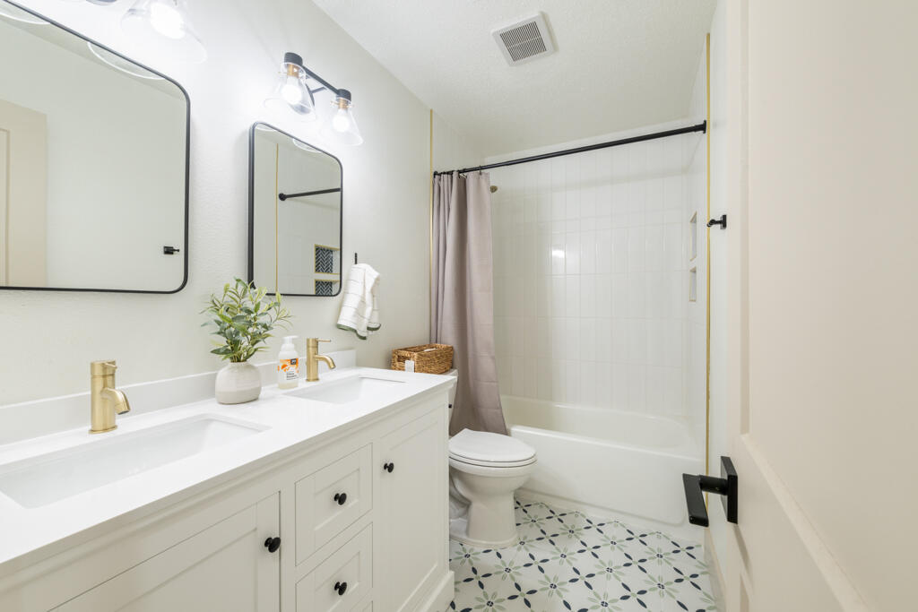 CAROL ANNE MANOR - Residential