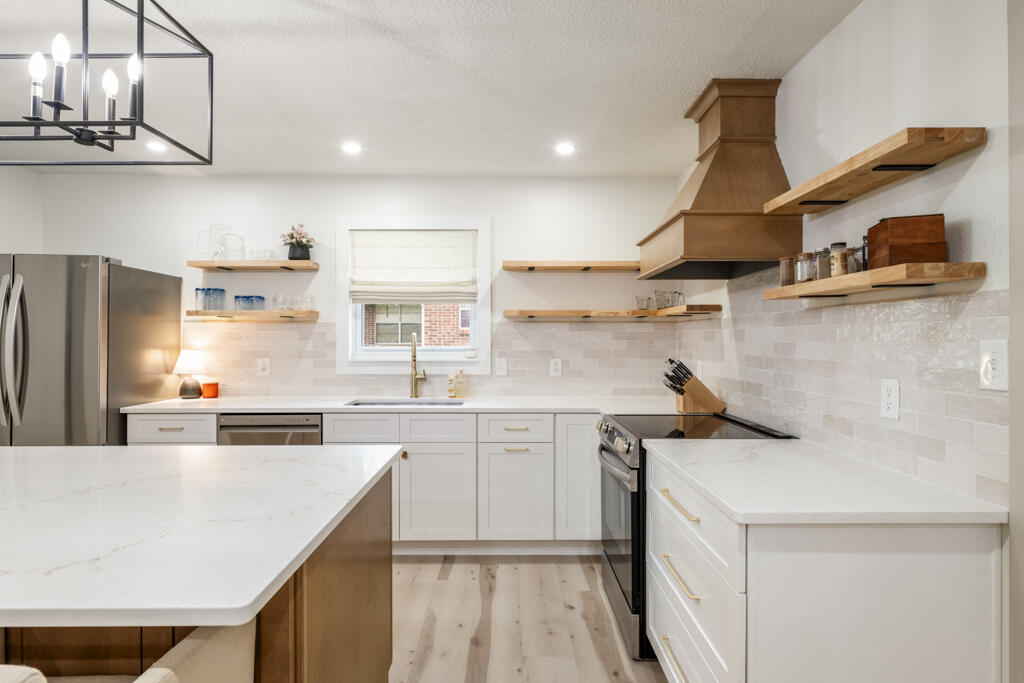 CAROL ANNE MANOR - Residential