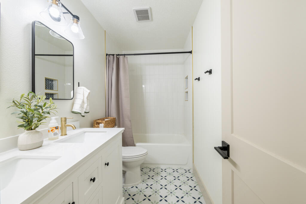 CAROL ANNE MANOR - Residential