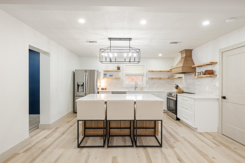 CAROL ANNE MANOR - Residential