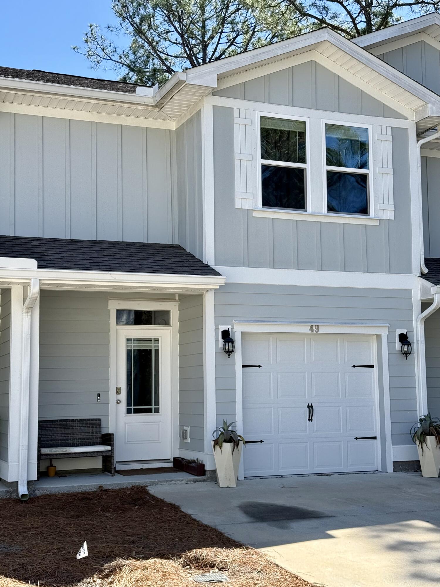 Unit is occupied and showings only on Friday and Saturday 'WITH' a 24 hour advance notice to the Tenant. Please call or text LA prior to all showings.