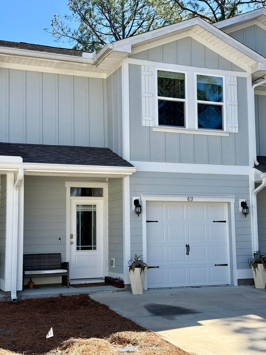 Unit is occupied and showings only on Friday and Saturday 'WITH' a 24 hour advance notice to the Tenant.  Please call or text LA prior to all showings.
