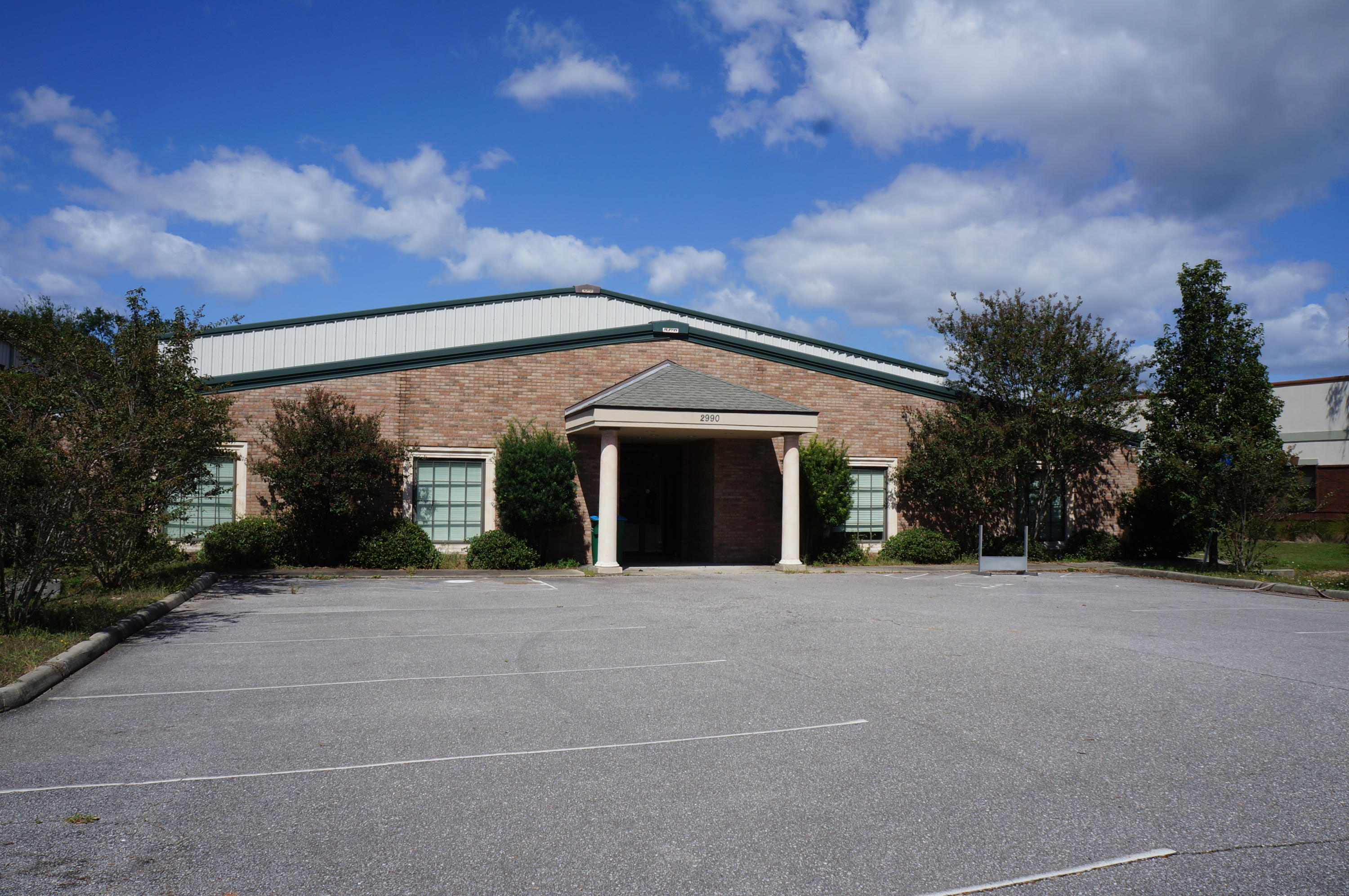 *Large Stand Alone Office/ Warehouse; Heavy Commuter Commercial Corridor*Class ''A'' office/climate controlled warehouse space. 6,289 SF of Office Space and 2,941 SF of climate controlled warehouse space.*Spaces available range from the entire space (9,230 Sf), Suite A: 2,300 SF, Suite B: 3,200 SF, Suite A/B: 5,500 SF, and Suite C: 2,941 SF (Climate Controlled Warehouse). Space is superior for a professional use, medical use, training facility, physical therapy, Lawyer, CPA, etc. Property is divisible and is separately metered for power. The entire space offers 14 private offices- many can be used for meeting/conference, 5 RR (One with a full shower), multiple sinks placed throughout space, full dining room, full kitchen equipped with st