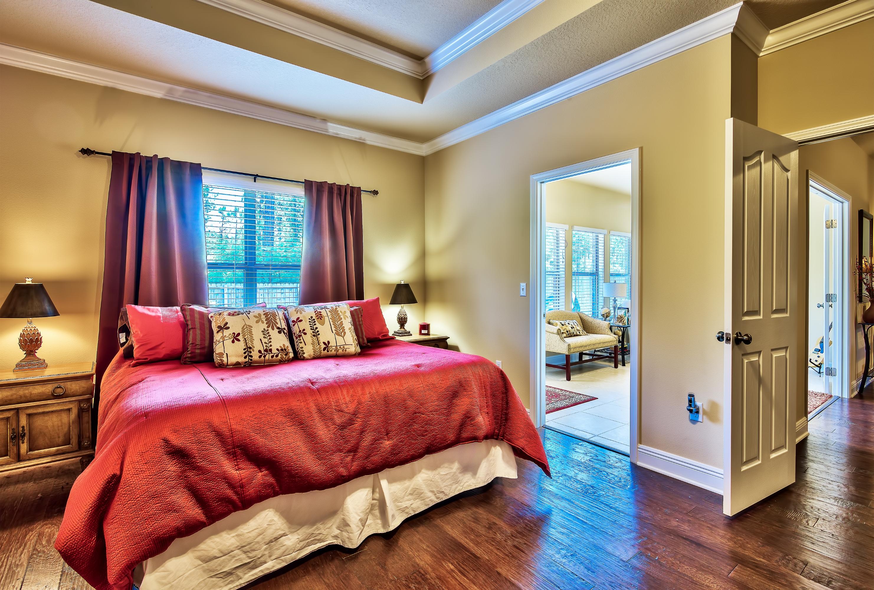 WHISPERING LAKE - Residential