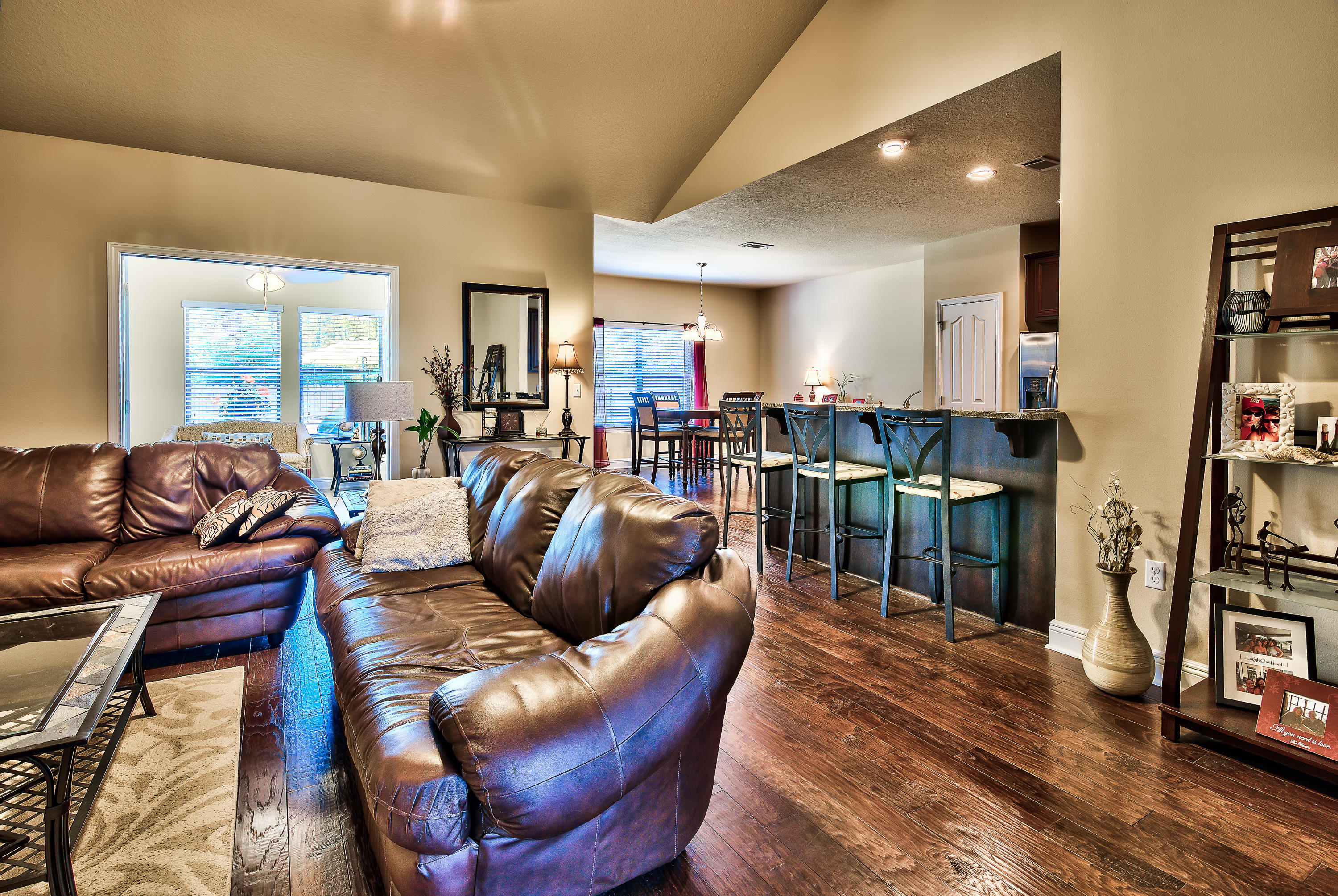 WHISPERING LAKE - Residential