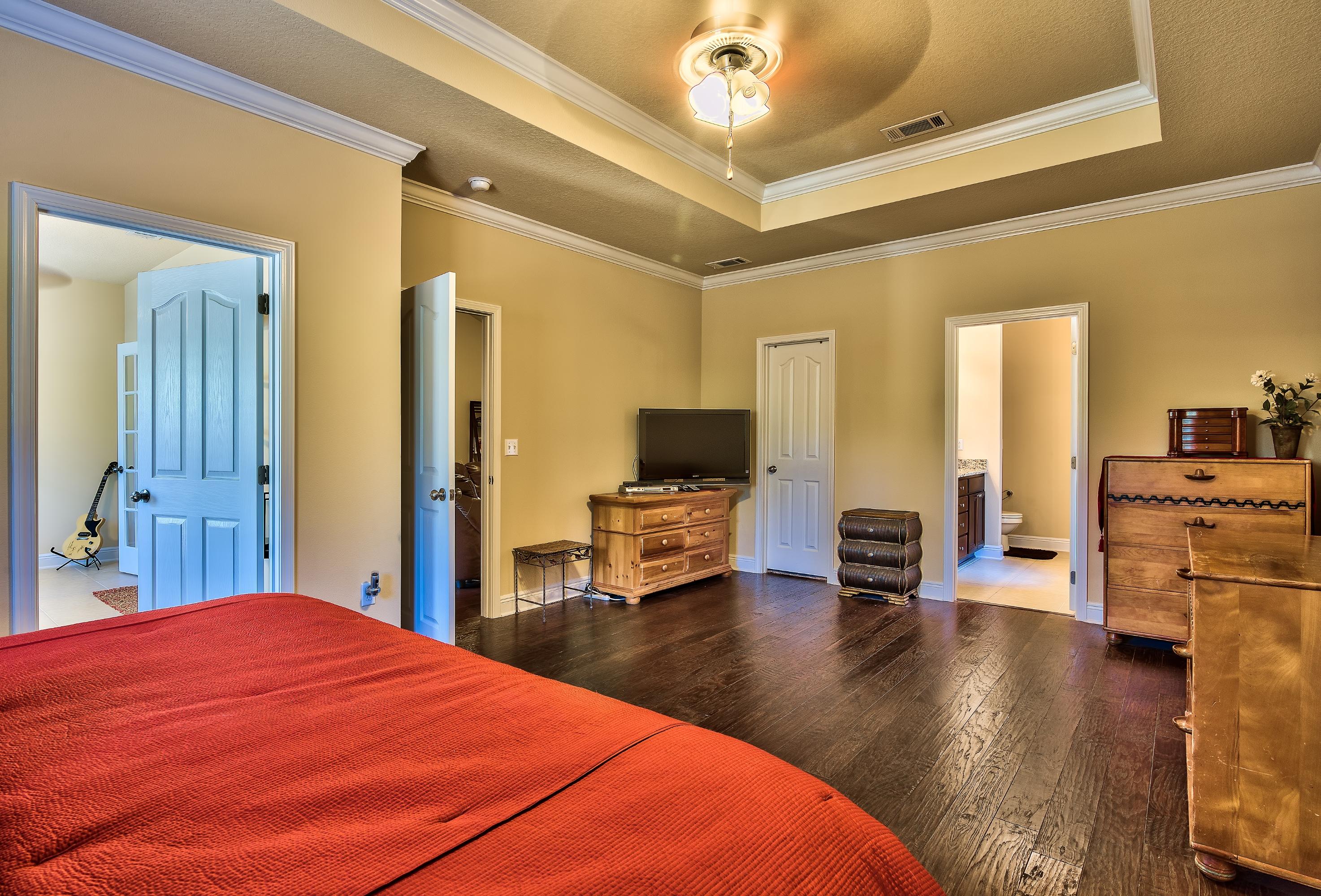 WHISPERING LAKE - Residential