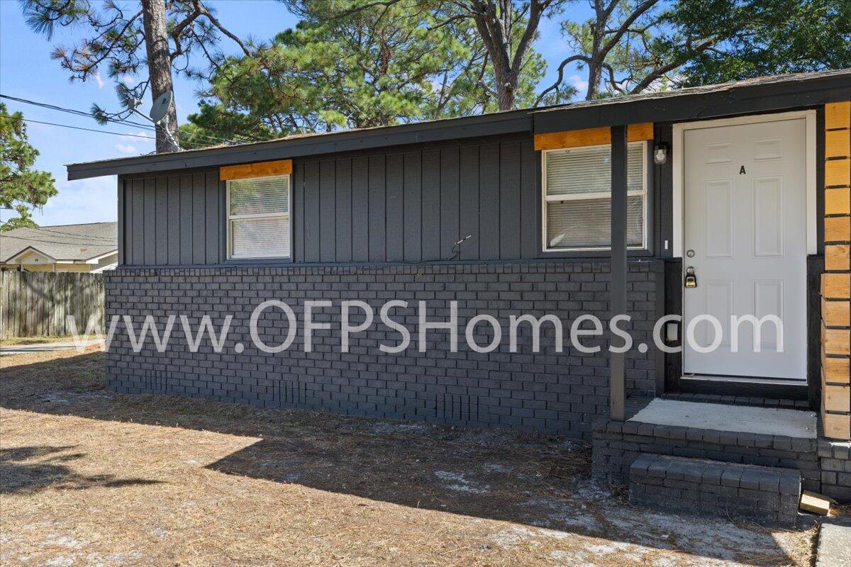 AVAILABLE NOW... 2bed/2bth home in Fort Walton Beach. Home boasts brand new floors, cabinets, and freshly painted walls! NO smoking. 600 minimum FICO credit score required in addition to meeting rental criteria. Pets allowed upon approval with a non-refundable pet fee and with a Petscreening.com report.All applicants are required to complete an application on PetScreening.com regardless of if they own a pet or not.  Applicants with an ESA are also required to complete the application.We also offer a security deposit waiver option for tenants such that they do not have to pay a security deposit upfront. Terms and conditions apply. Review addenda for details. ** Fees Required once an application is approved include, but may not be limited to: Security Deposit, Non-Refundable Fees (cleaning and rekey), $20 Certified Mail Fee, and Pet Fees (when applicable).