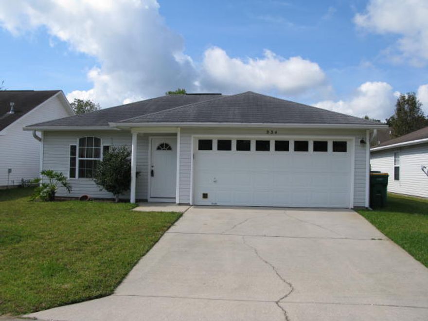 WOW! WHAT A DOLL HOUSE!. TERRIFIC FLOOR PLAN! VERY COMFORTABLE LIVING AREA. GAS APPLIANCES INCLUDING STOV AND WATER HEATER. FENCED YARD SO BRING YOUR PET OR A PEFECT PLAY AREA FOR THE KIDS. GREAT STARTER HOME. MASTER SUITE WITH LOTS OF CLOSET SPACE. CLOSE TO EGLIN AND HURLBURT AFB.