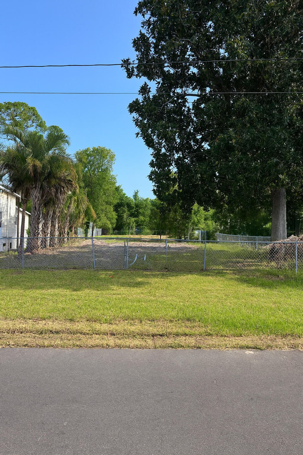 RV ready lot in the Highland View community of Port Saint Joe. Septic tank (recently serviced), power, water, chain link fence around entire property, gravel pad for RV. A couple of blocks from bay and Intracoastal boat ramp. Lot size 47.5 x 135.