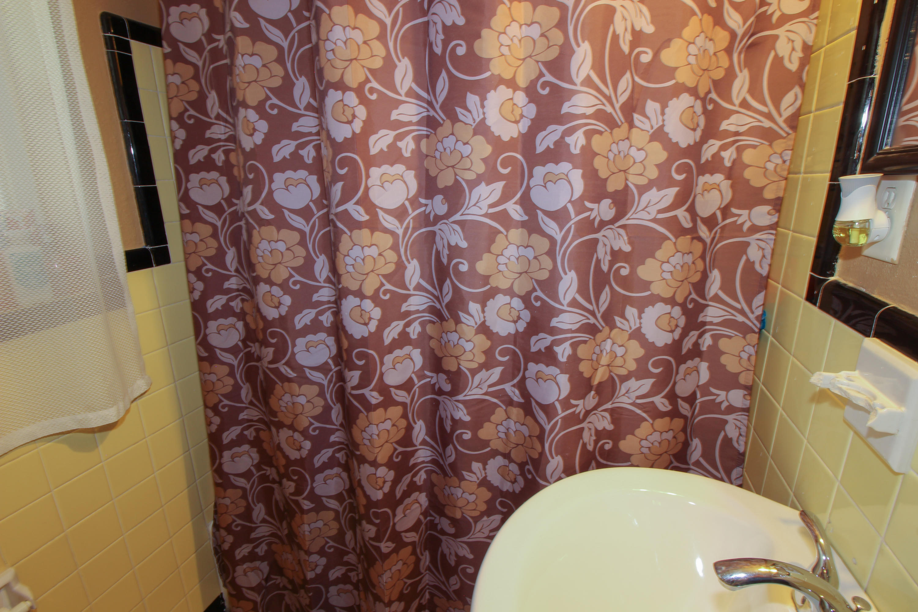 SEABREEZE ADD #3 LOT 2 BLK G - Residential