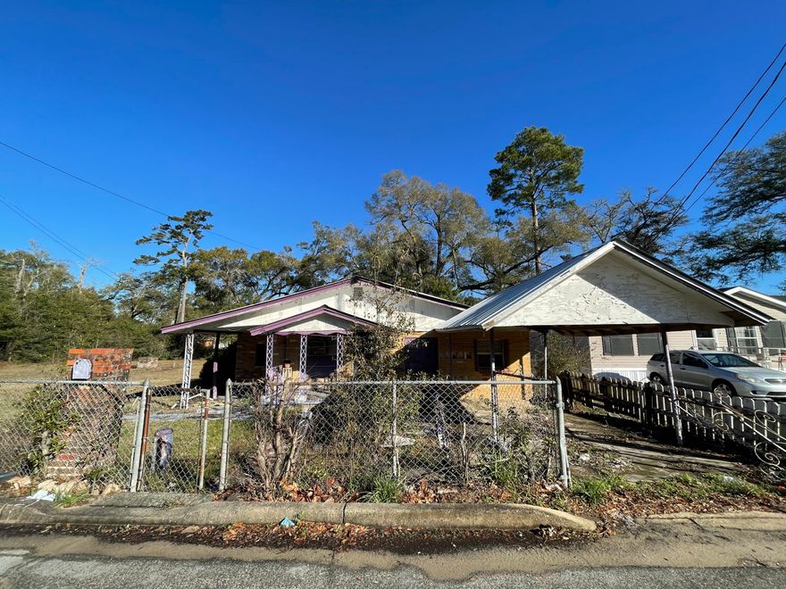 Great Fixer-Upper Opportunity!!
2Bed/1Bath and 3 vacant lots with great potential! Or Start brand new by bulldozing and Bringing  your build plans!
Located in the middle of town with Lots of new growth and just a short drive from local schools, hospital, south Publix, a variety of restaurants and the upcoming Crestview Commons, Hwy 85 and I-10 are in close proximity to the property. Caution when showing as the floor is soft and exterior walls are open. Potential mold roof leaks. ** Multiple vacant lots also available, inquire for more info, see also listed in the neighborhood and more***AS-IS Contract - Cash or Creative in-house/ 





City Zoned as Mixed Use