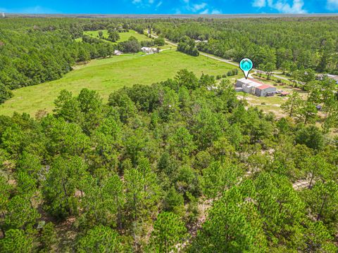 A home in DeFuniak Springs