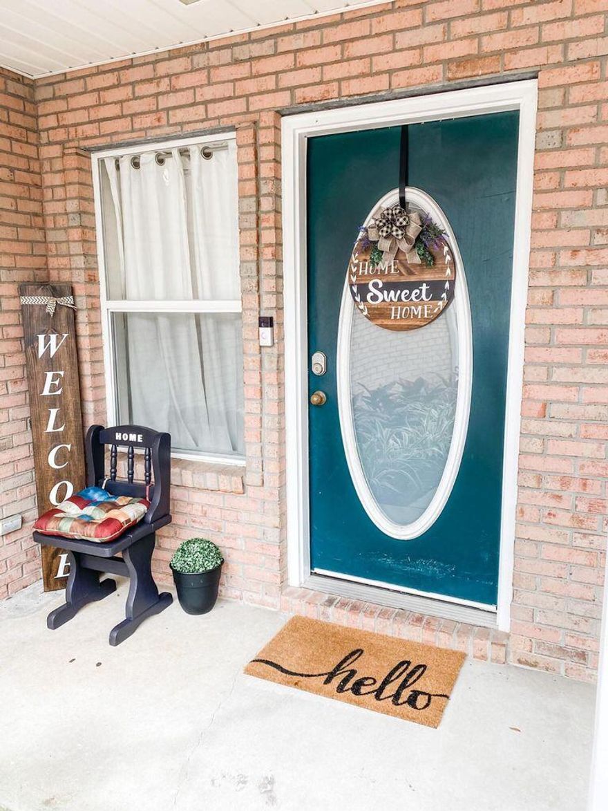 MOVE IN READY! FURNISHED 3bed/2bath townhome centrally located in Fort Walton Beach! Upgraded home with vaulted ceilings and a privacy fence. Conveniently located less than 5 miles to Eglin AFB & Hurlburt Field, AND less than 3 miles to the BEACH! AS IS Washer/Dryer included. NO smoking. NO pets allowed. No showings at this time.

MINIMUM 600 FICO CREDIT SCORE IN ADDITION TO MEETING RENTAL CRITERIA